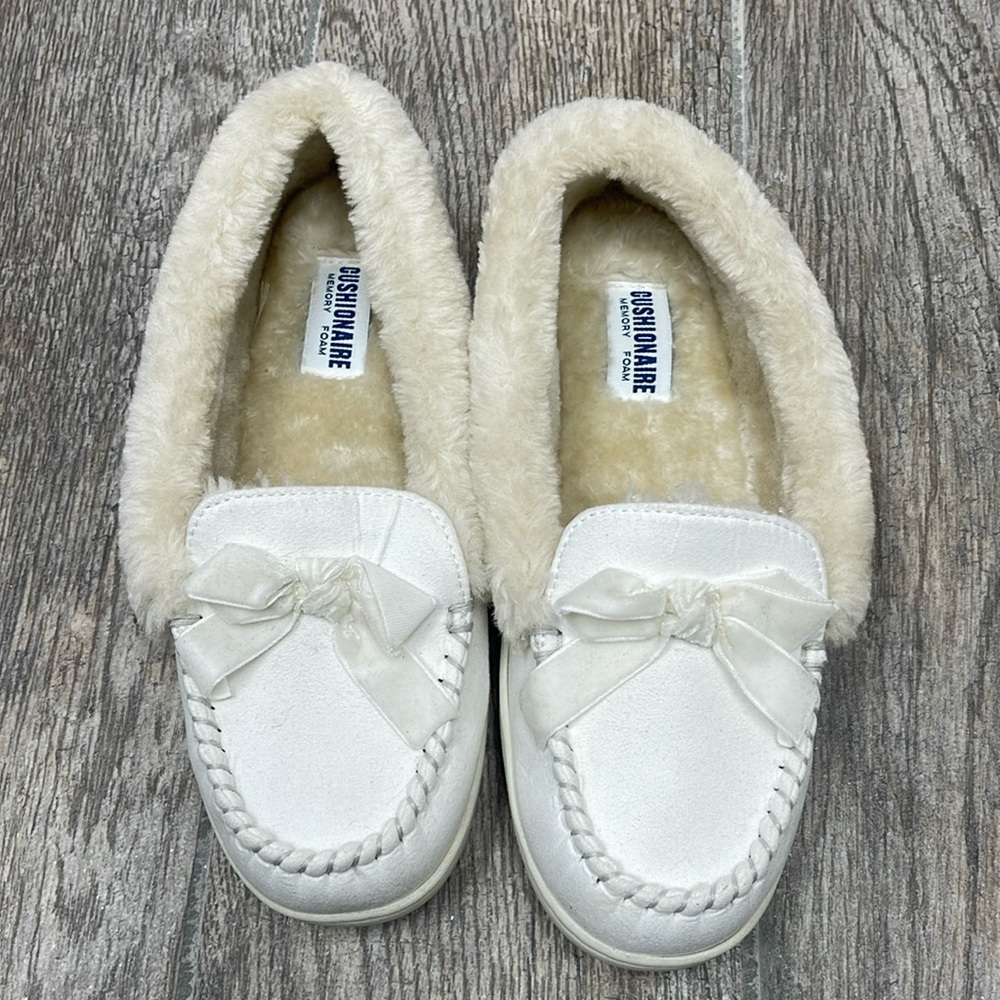 Cushionaire White Bow Moccasins Size 6